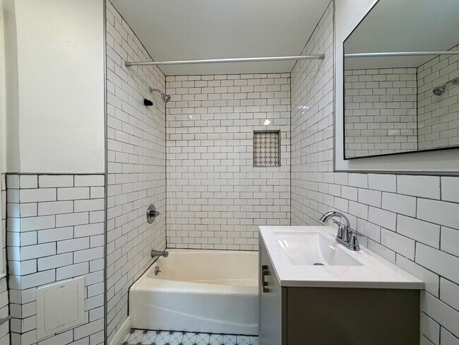 Building Photo - 14 E 42nd St