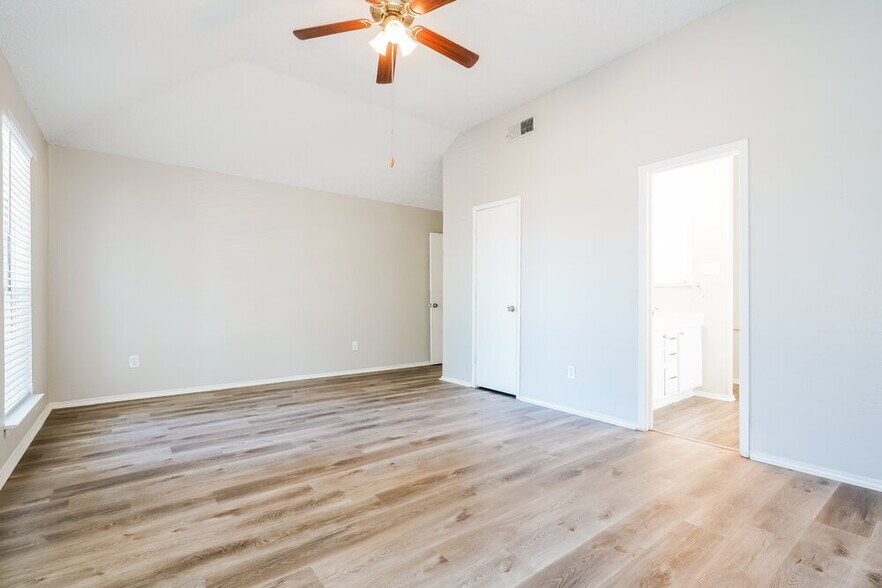 Building Photo - 2843 Red Oak Dr