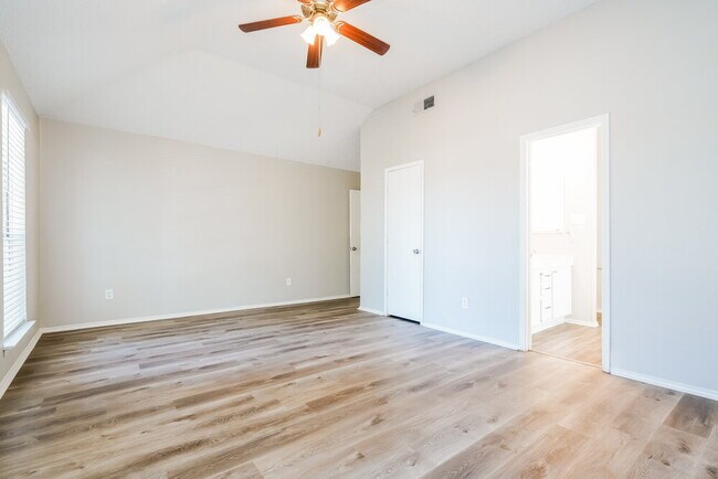 Building Photo - 2843 Red Oak Dr