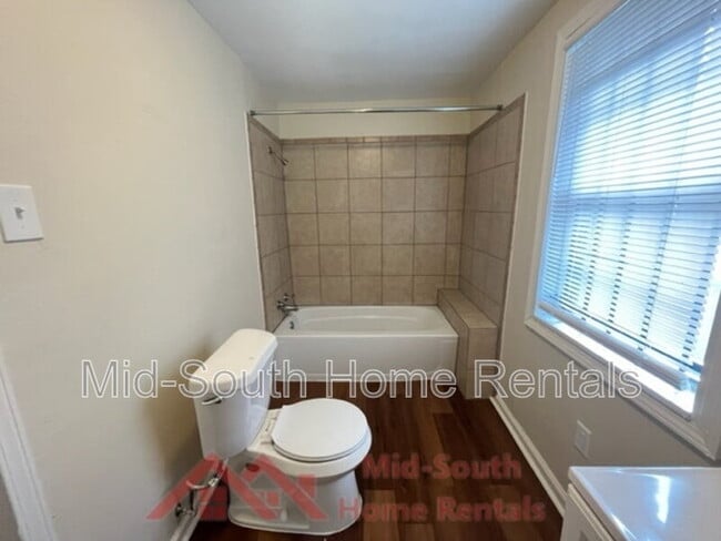 Building Photo - 858 Eyers Rd