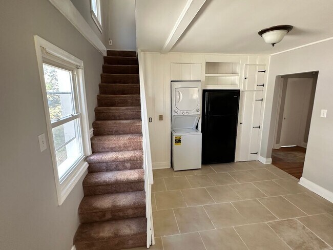 Building Photo - COMING SOON! Nice 2 BR House with Bonus Lo...