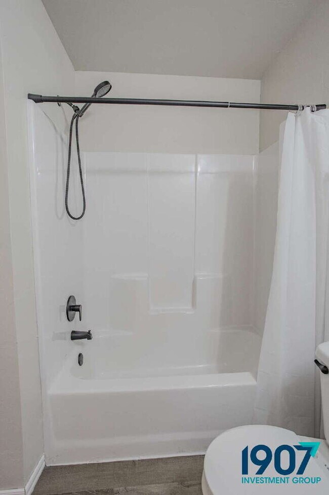 Building Photo - Modern & Spacious 3-Bedroom Home in Newcas...