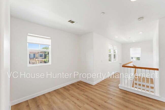 Building Photo - 4 Bedroom 2.5 Bath in Oxnard