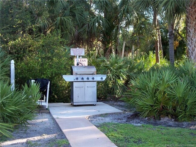 Building Photo - 2114 SW Silver Pine Way
