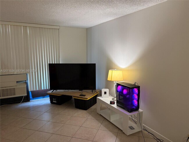Building Photo - 2771 Riverside Dr