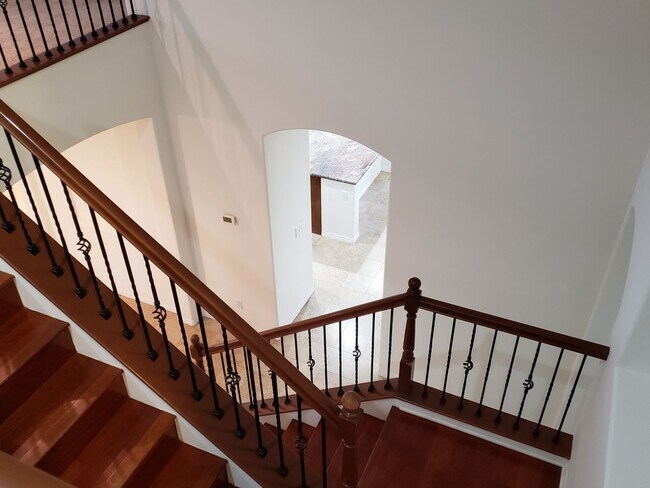 Building Photo - Upgraded 5 Bedroom Home with Spectacular Views