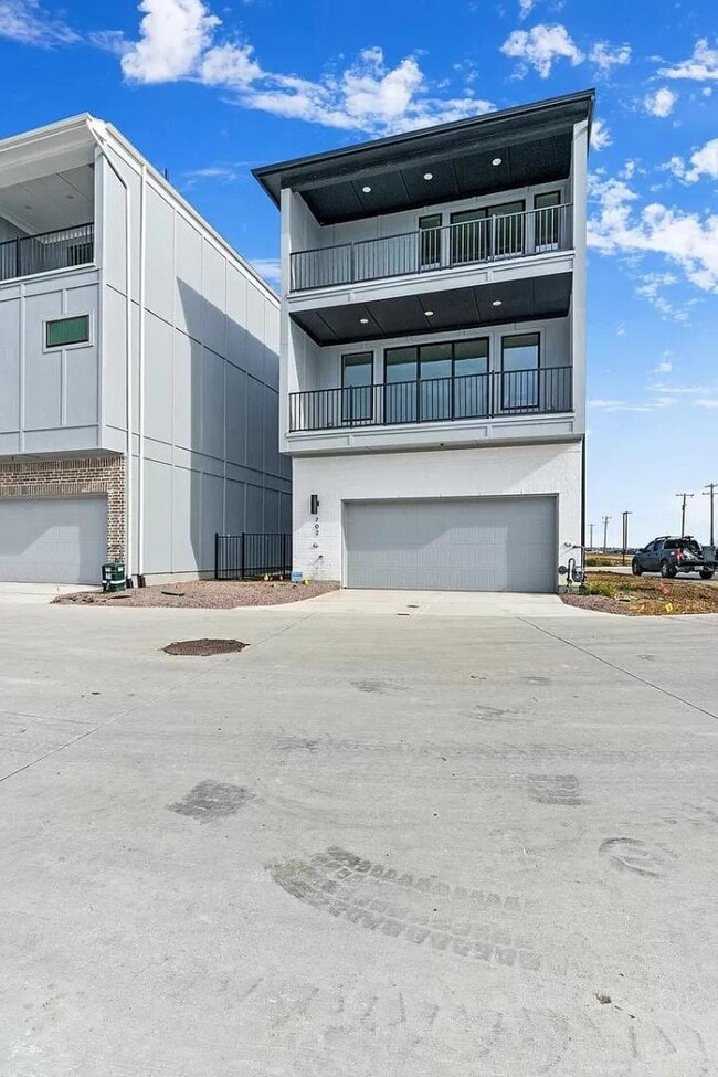 Building Photo - 702 Resort Dr