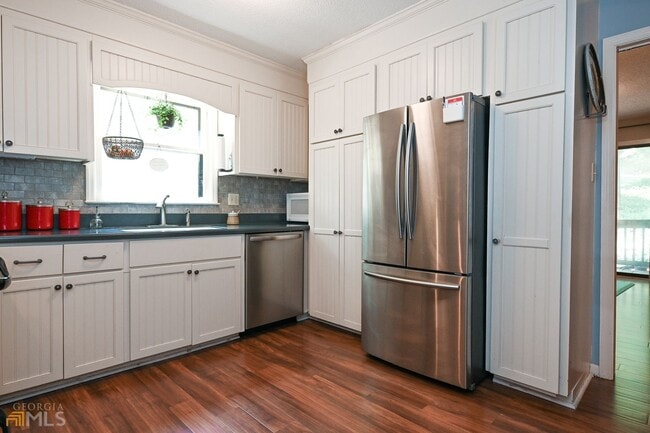 Building Photo - Spacious 3-Bedroom Home on Private Lot in ...
