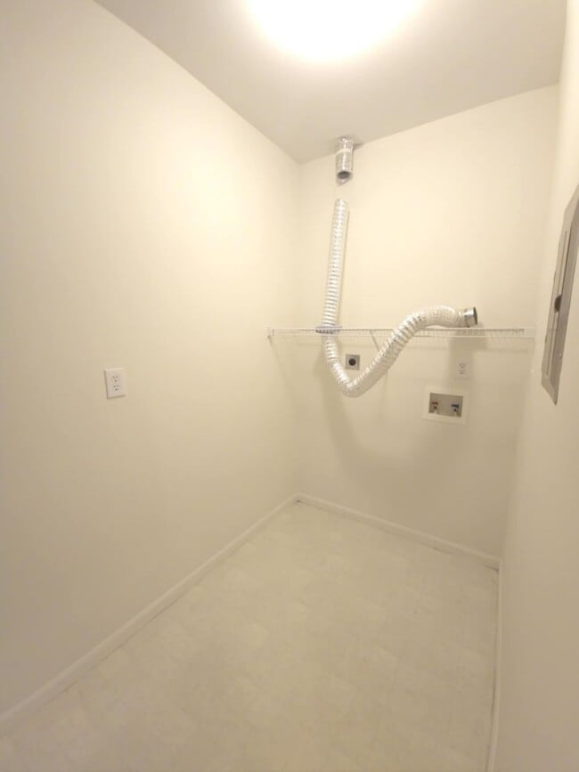 Building Photo - East End Townhouse! Now Available!