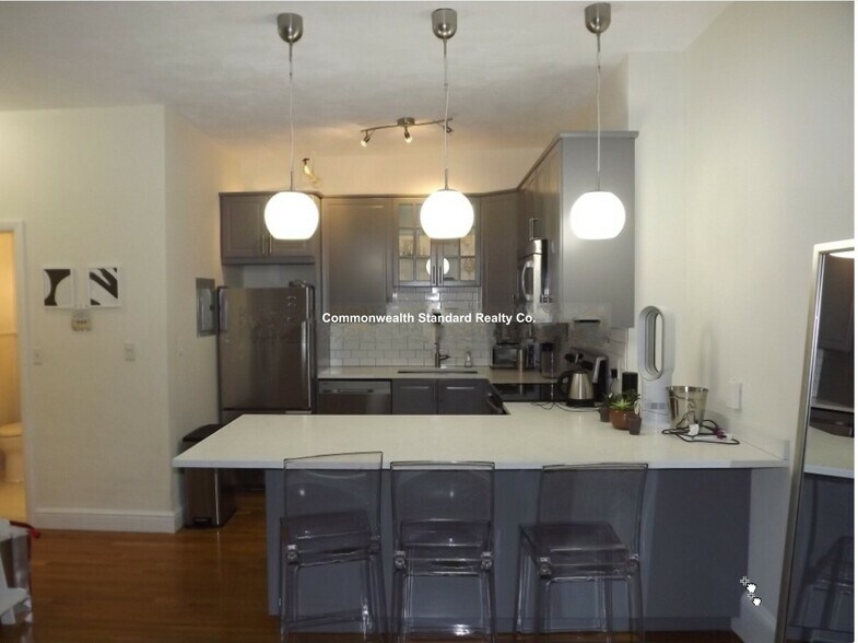 Building Photo - 922 Beacon St