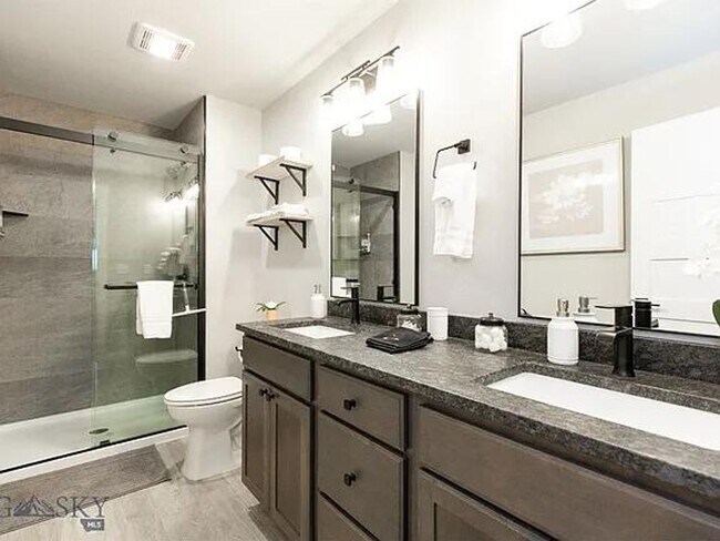 Building Photo - 3 Bd / 2.5 Bath Townhome Furnished or Unfurnished