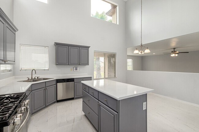 Building Photo - STUNNING 5 Bedroom Home in Peoria!