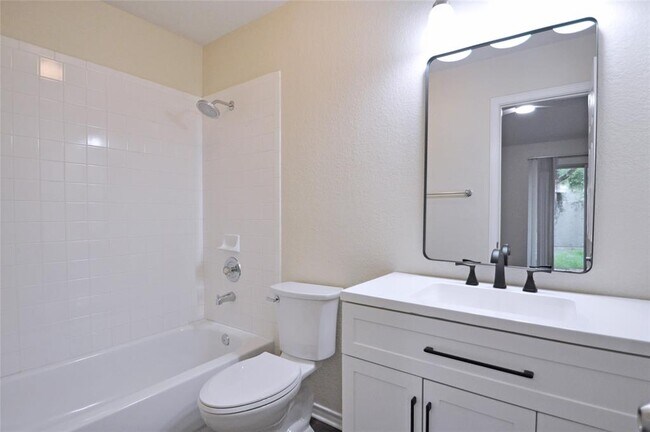 Building Photo - 13350 Water Oak Ln