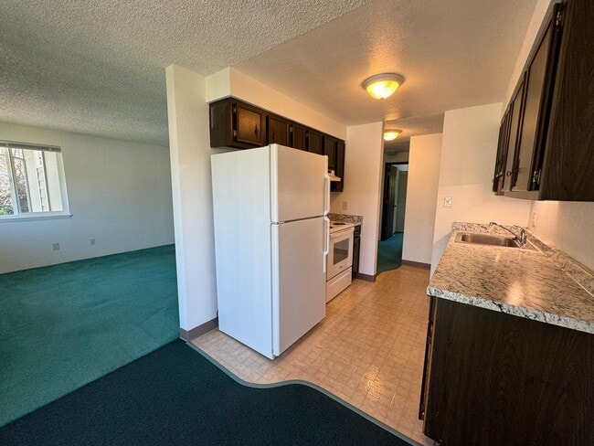 Building Photo - 2 Bedroom Upstairs apartment For Rent Loca...