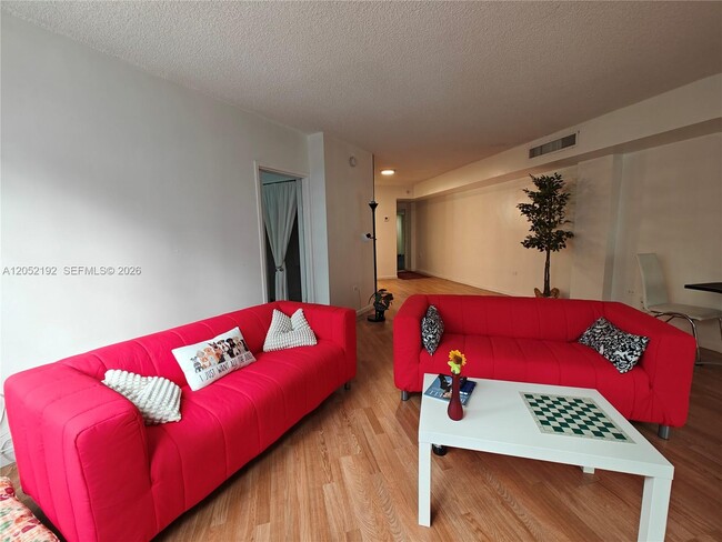 Building Photo - 825 Brickell Bay Dr