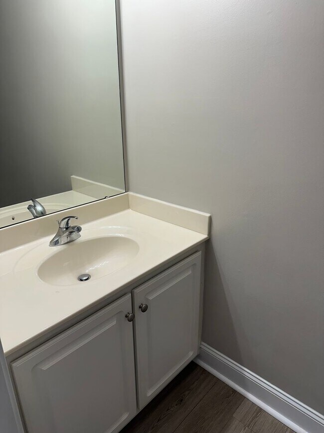 Building Photo - Nice 3 bedroom, 2.5 bath townhouse at Silver Chase- Move in special 1/2 of the 1st months rent wi...