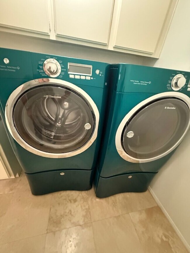 Building Photo - ****1/2 off second month rent****Over 3000...