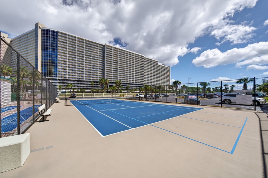 Building Photo - 9850 S Thomas Dr