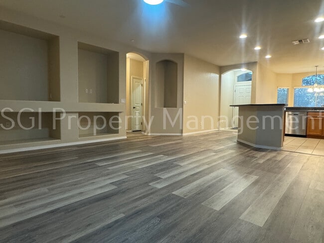 Building Photo - 44572 W Santa Fe Ave