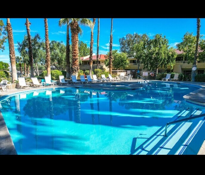 Pool and spa - 2810 N Arcadia Ct