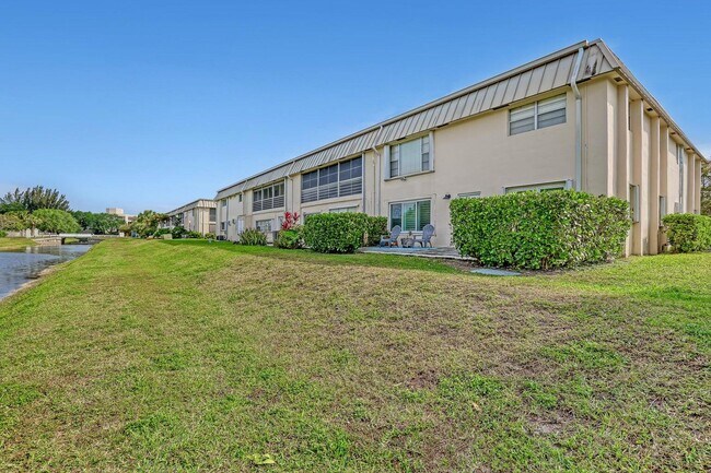 Building Photo - 10789 N Military Trl