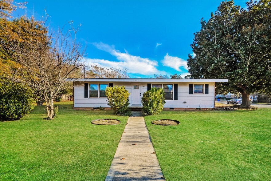 Building Photo - 741 Moriston Rd