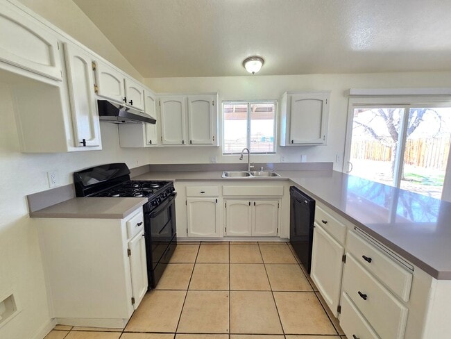 Building Photo - Beautifully Remodeled 3 Bedroom Home in California City!