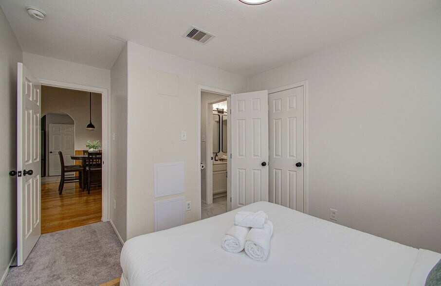 Building Photo - 7207 Crescent Mills Dr
