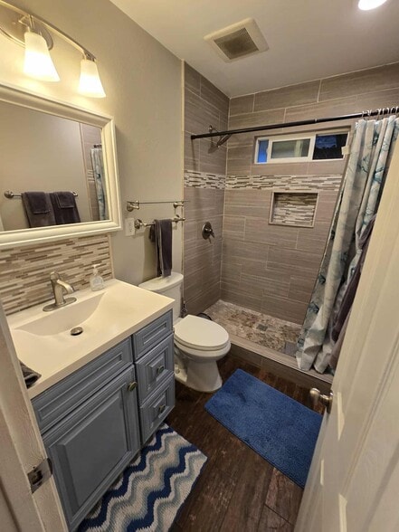 Common Bathroom 2 - 2661 Magnolia Ave