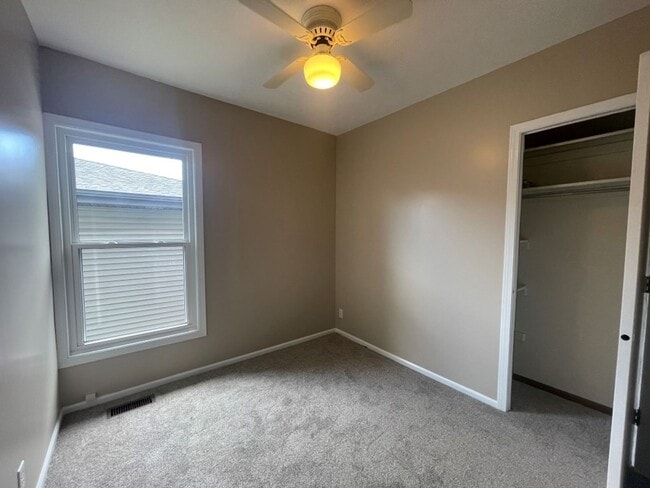 Building Photo - Home in Omaha for rent!