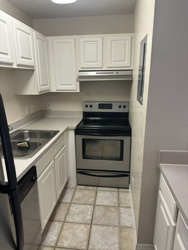 Building Photo - 13700 Richmond Park Dr N