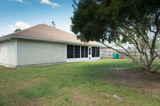 Building Photo - "Charming 3-Bedroom Retreat with 2 Full Baths in Mary Esther, FL!"