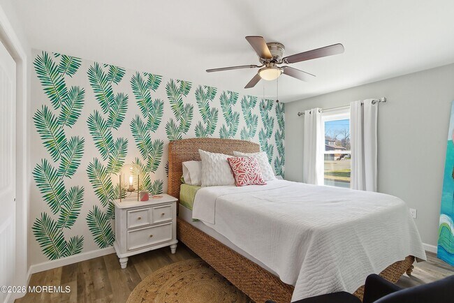 Building Photo - 616 Newport Ave