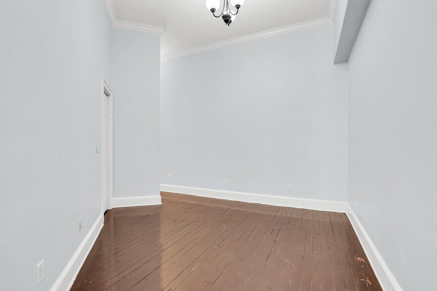 Building Photo - 321 W Broughton St