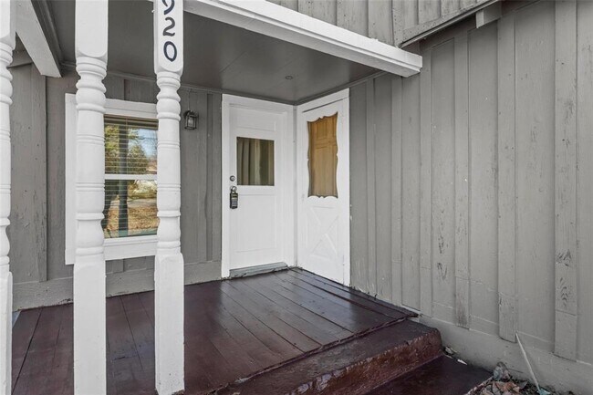 Building Photo - 920 Dubois St