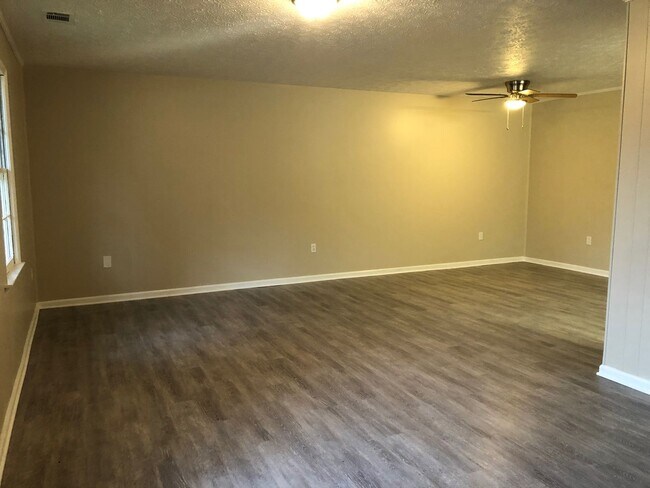 Primary Photo - 515 Chateau Dr SE