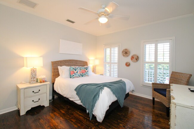 Building Photo - **STUNNING POOL HOME**4BEDS / 4.5BATHS**AQ...