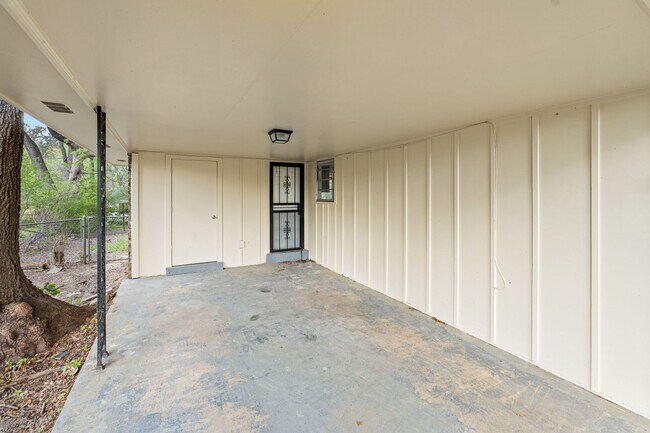 Building Photo - Fully Renovated Whitehaven Gem - Open To Section 8