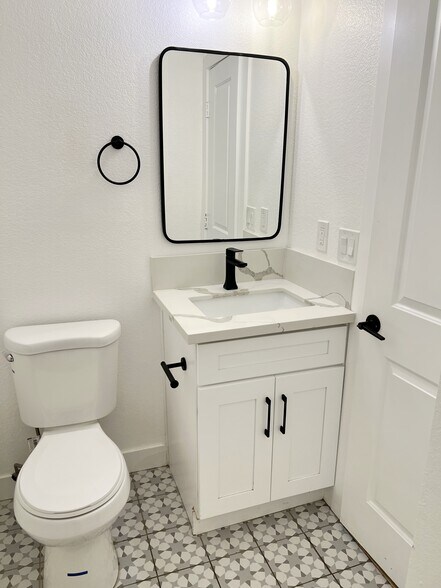Building Photo - 843 Rimrock Cir