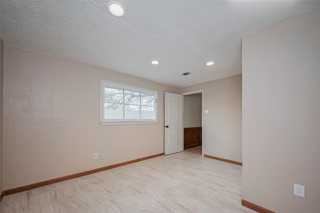 Building Photo - 4015 Black Locust Dr