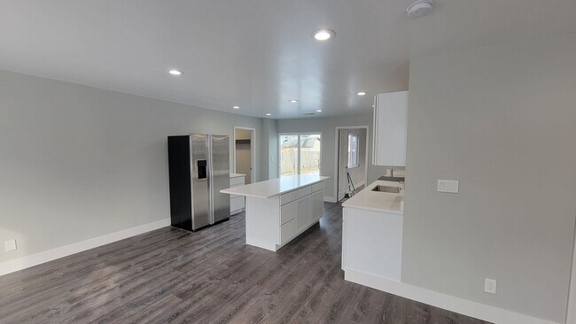 Building Photo - Fully Furnished rental with excellent cent...