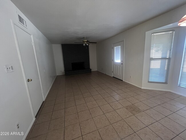 Building Photo - 1550 W Knowles Ave