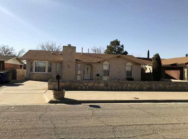 Building Photo - 5664 Longview Dr