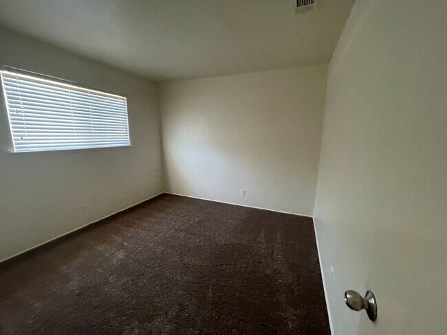 Building Photo - Victorville, 3 Bedroom, 2 Bathrooms, Large...