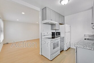 Building Photo - 709 6th Ave