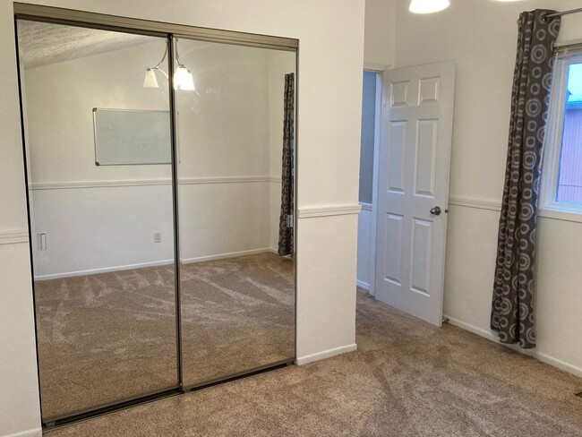 Building Photo - 3 Bedroom, 2.5 Bath Townhouse off Johns Ro...