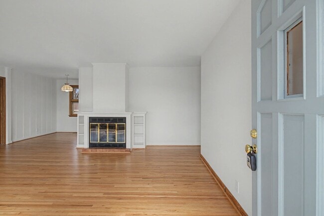 Building Photo - Mid Century Modern in Donelson with 4 bed 2bath, pet friendly, 2 car garage, and potential music ...