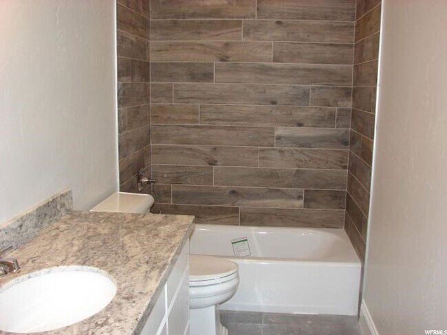 Building Photo - Upmarket Townhouse in Sought After Holladay City