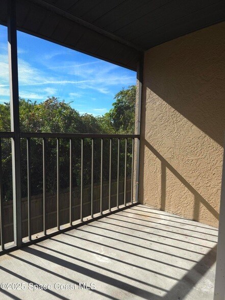 Building Photo - 245 Spring Dr