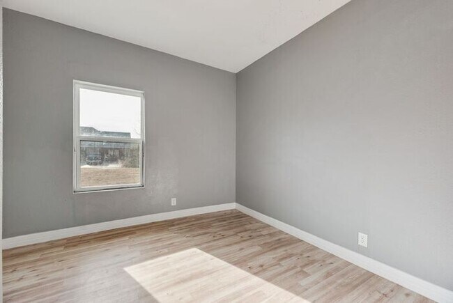 Building Photo - 815 N Travis St